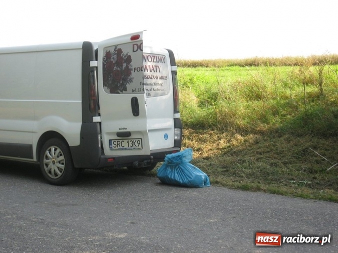 Zdjęcie w galerii na portalu naszraciborz.pl: Gimnazjalna ekipa sprzątająca z Tworkowa wysprzątała wieś wiadomości z regionu