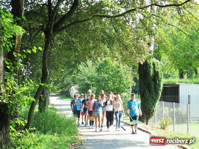 Zdjęcie w galerii na portalu naszraciborz.pl: Gimnazjalna ekipa sprzątająca z Tworkowa wysprzątała wieś wiadomości z regionu
