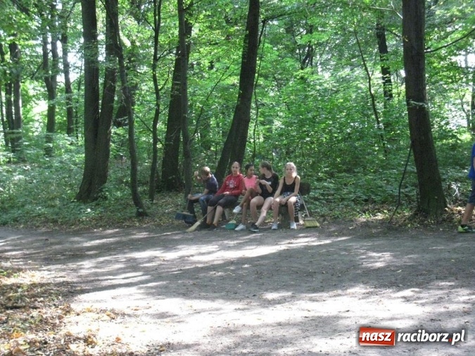 Zdjęcie w galerii na portalu naszraciborz.pl: Gimnazjalna ekipa sprzątająca z Tworkowa wysprzątała wieś wiadomości z regionu