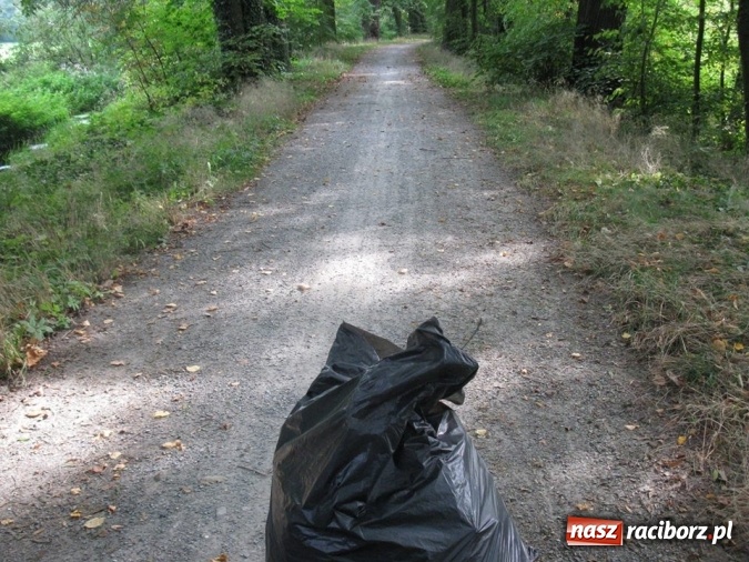 Zdjęcie w galerii na portalu naszraciborz.pl: Gimnazjalna ekipa sprzątająca z Tworkowa wysprzątała wieś wiadomości z regionu