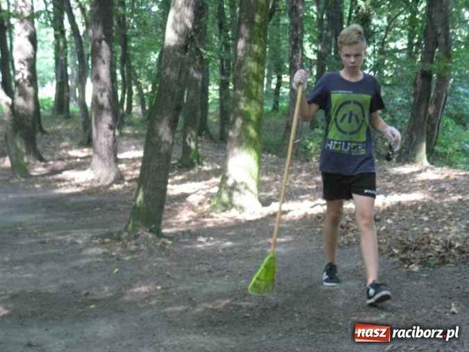 Zdjęcie w galerii na portalu naszraciborz.pl: Gimnazjalna ekipa sprzątająca z Tworkowa wysprzątała wieś wiadomości z regionu