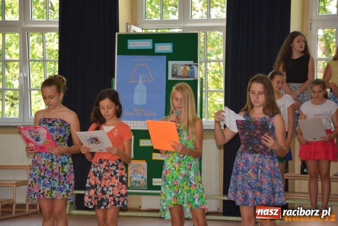 Zdjęcie w galerii na portalu naszraciborz.pl: Uczniowie SP 4 po raz kolejny włączyli się w akcję Sprzątanie świata wiadomości z regionu