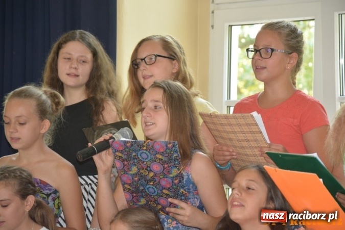 Zdjęcie w galerii na portalu naszraciborz.pl: Uczniowie SP 4 po raz kolejny włączyli się w akcję Sprzątanie świata wiadomości z regionu