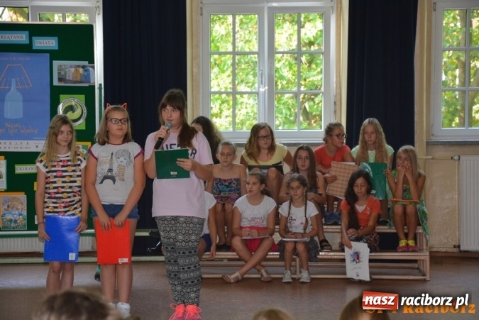 Zdjęcie w galerii na portalu naszraciborz.pl: Uczniowie SP 4 po raz kolejny włączyli się w akcję Sprzątanie świata wiadomości z regionu