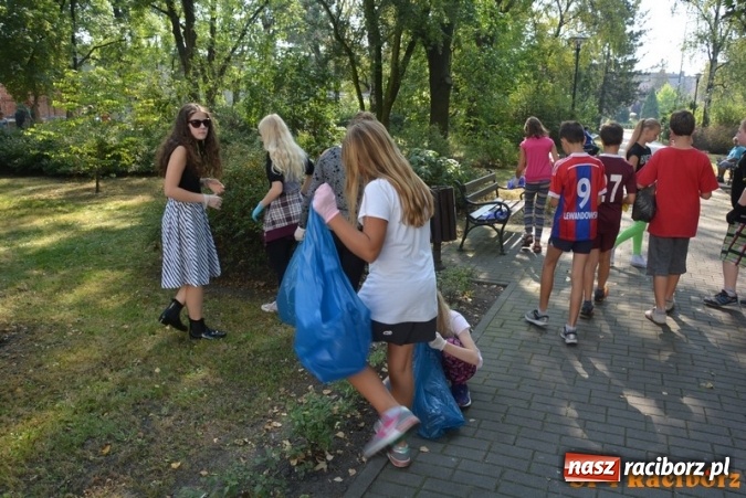 Zdjęcie w galerii na portalu naszraciborz.pl: Uczniowie SP 4 po raz kolejny włączyli się w akcję Sprzątanie świata wiadomości z regionu