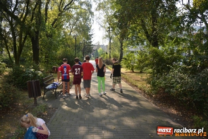 Zdjęcie w galerii na portalu naszraciborz.pl: Uczniowie SP 4 po raz kolejny włączyli się w akcję Sprzątanie świata wiadomości z regionu