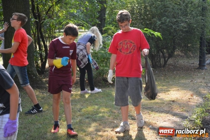 Zdjęcie w galerii na portalu naszraciborz.pl: Uczniowie SP 4 po raz kolejny włączyli się w akcję Sprzątanie świata wiadomości z regionu