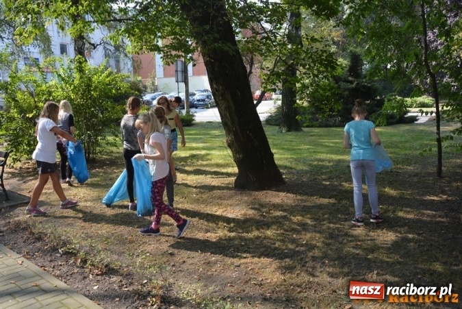 Zdjęcie w galerii na portalu naszraciborz.pl: Uczniowie SP 4 po raz kolejny włączyli się w akcję Sprzątanie świata wiadomości z regionu