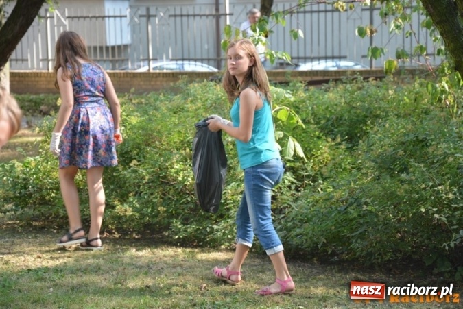 Zdjęcie w galerii na portalu naszraciborz.pl: Uczniowie SP 4 po raz kolejny włączyli się w akcję Sprzątanie świata wiadomości z regionu