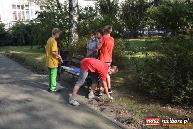 Zdjęcie w galerii na portalu naszraciborz.pl: Uczniowie SP 4 po raz kolejny włączyli się w akcję Sprzątanie świata wiadomości z regionu