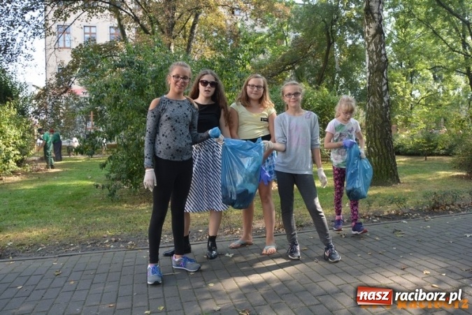 Zdjęcie w galerii na portalu naszraciborz.pl: Uczniowie SP 4 po raz kolejny włączyli się w akcję Sprzątanie świata wiadomości z regionu
