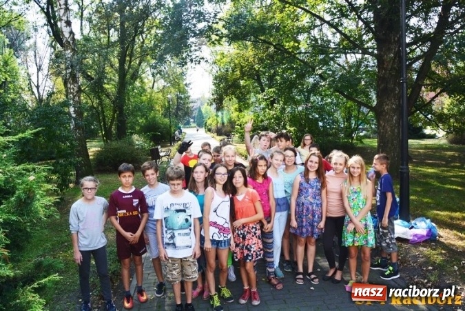 Zdjęcie w galerii na portalu naszraciborz.pl: Uczniowie SP 4 po raz kolejny włączyli się w akcję Sprzątanie świata wiadomości z regionu