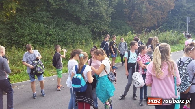 Zdjęcie w galerii na portalu naszraciborz.pl: Gimnazjum nr 5 sprzątało świat wiadomości z regionu