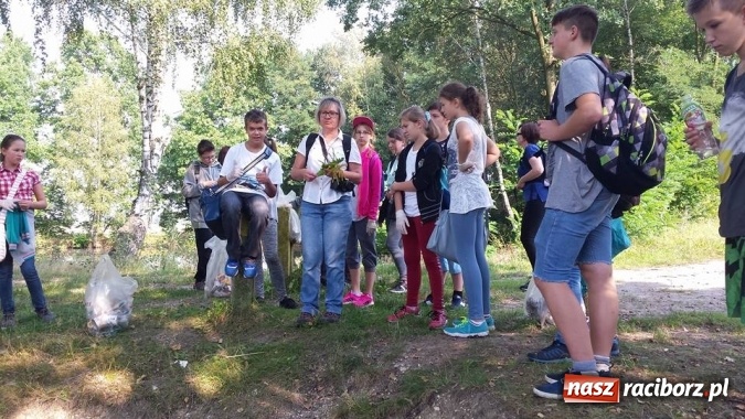 Zdjęcie w galerii na portalu naszraciborz.pl: Gimnazjum nr 5 sprzątało świat wiadomości z regionu