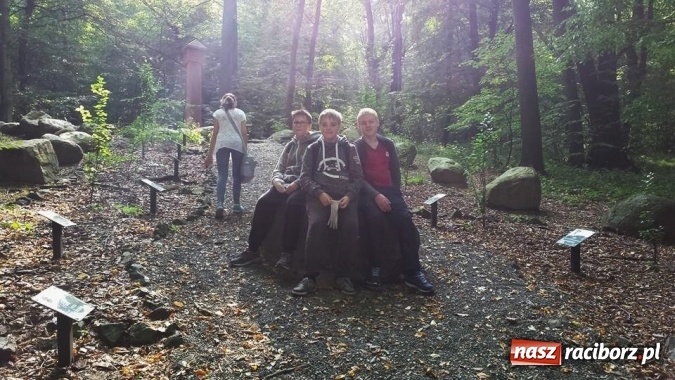 Zdjęcie w galerii na portalu naszraciborz.pl: Gimnazjum nr 5 sprzątało świat wiadomości z regionu