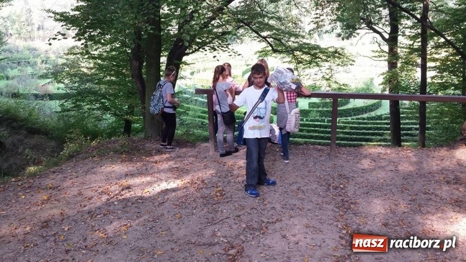 Zdjęcie w galerii na portalu naszraciborz.pl: Gimnazjum nr 5 sprzątało świat wiadomości z regionu