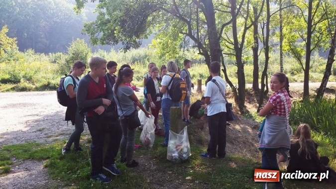 Zdjęcie w galerii na portalu naszraciborz.pl: Gimnazjum nr 5 sprzątało świat wiadomości z regionu