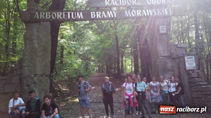 Zdjęcie w galerii na portalu naszraciborz.pl: Gimnazjum nr 5 sprzątało świat wiadomości z regionu