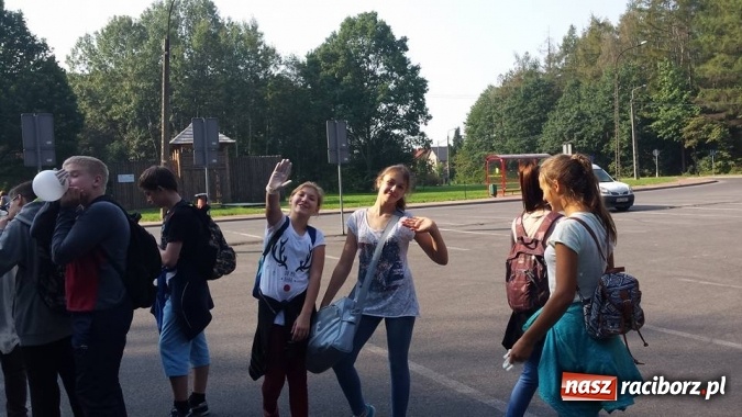 Zdjęcie w galerii na portalu naszraciborz.pl: Gimnazjum nr 5 sprzątało świat wiadomości z regionu