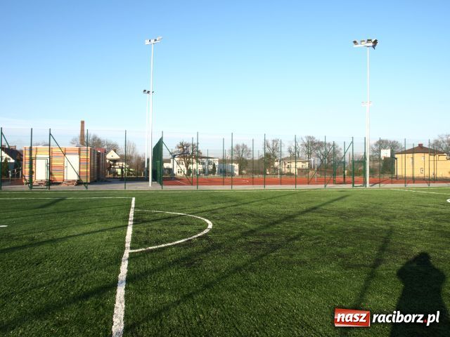 Zdjęcie w galerii na portalu naszraciborz.pl: W Tworkowie mają nowoczesne boisko wiadomości z regionu