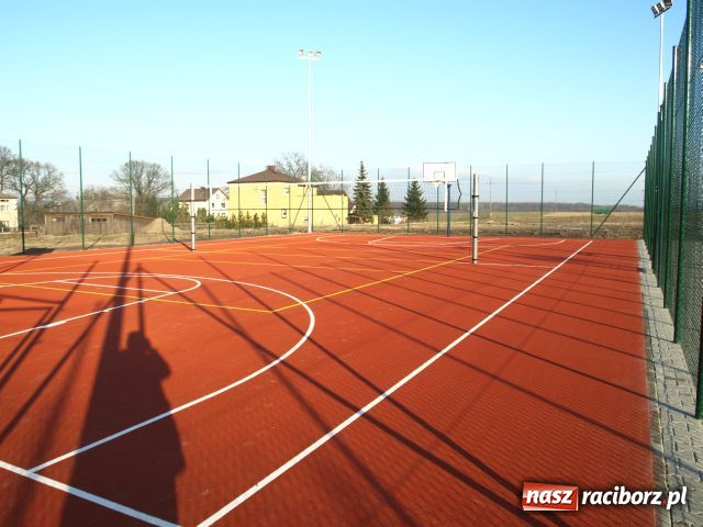Zdjęcie w galerii na portalu naszraciborz.pl: W Tworkowie mają nowoczesne boisko wiadomości z regionu