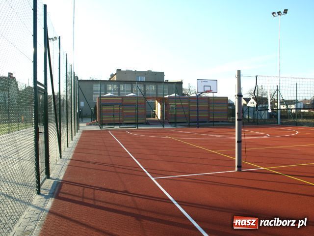 Zdjęcie w galerii na portalu naszraciborz.pl: W Tworkowie mają nowoczesne boisko wiadomości z regionu