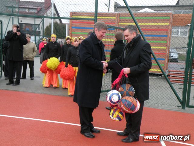 Zdjęcie w galerii na portalu naszraciborz.pl: W Tworkowie mają nowoczesne boisko wiadomości z regionu