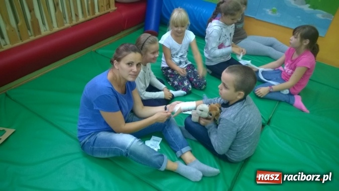 Zdjęcie w galerii na portalu naszraciborz.pl: Halo, zdarzył się wypadek! Czyli nauka pierwszej pomocy w Zespole Szkół Specjalnych wiadomości z regionu
