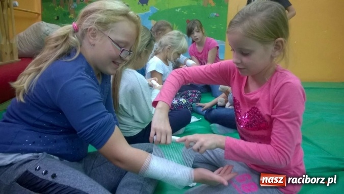 Zdjęcie w galerii na portalu naszraciborz.pl: Halo, zdarzył się wypadek! Czyli nauka pierwszej pomocy w Zespole Szkół Specjalnych wiadomości z regionu