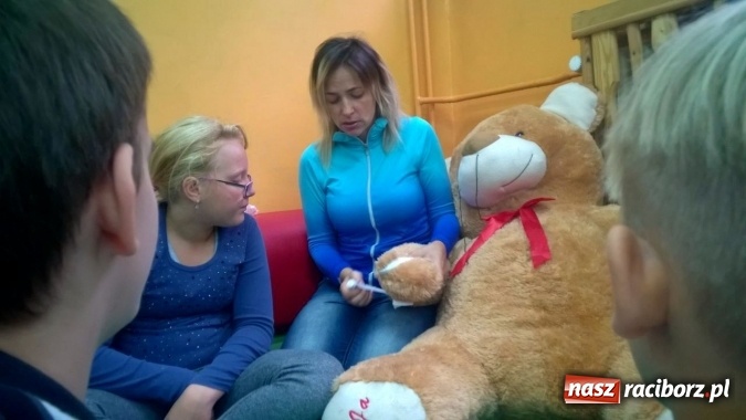 Zdjęcie w galerii na portalu naszraciborz.pl: Halo, zdarzył się wypadek! Czyli nauka pierwszej pomocy w Zespole Szkół Specjalnych wiadomości z regionu