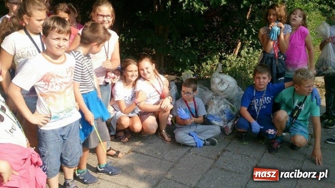 Zdjęcie w galerii na portalu naszraciborz.pl: Akcja Sprzątanie świata w Szkole Podstawowej nr 13  wiadomości z regionu