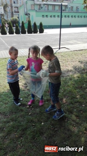 Zdjęcie w galerii na portalu naszraciborz.pl: Akcja Sprzątanie świata w Szkole Podstawowej nr 13  wiadomości z regionu