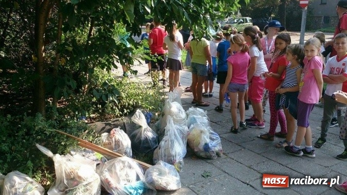 Zdjęcie w galerii na portalu naszraciborz.pl: Akcja Sprzątanie świata w Szkole Podstawowej nr 13  wiadomości z regionu