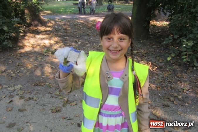 Zdjęcie w galerii na portalu naszraciborz.pl: Akcja Sprzątanie świata w Szkole Podstawowej nr 13  wiadomości z regionu