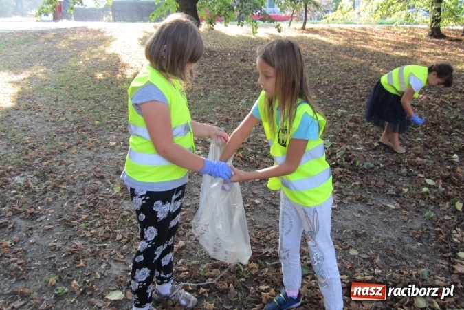 Zdjęcie w galerii na portalu naszraciborz.pl: Akcja Sprzątanie świata w Szkole Podstawowej nr 13  wiadomości z regionu