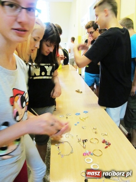 Zdjęcie w galerii na portalu naszraciborz.pl: Drugie życie naszych rzeczy, czyli recykling inaczej w Gimnazjum nr 5 wiadomości z regionu