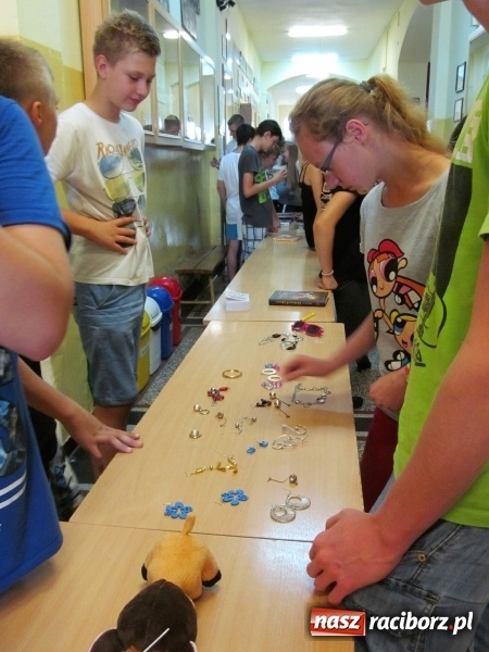 Zdjęcie w galerii na portalu naszraciborz.pl: Drugie życie naszych rzeczy, czyli recykling inaczej w Gimnazjum nr 5 wiadomości z regionu