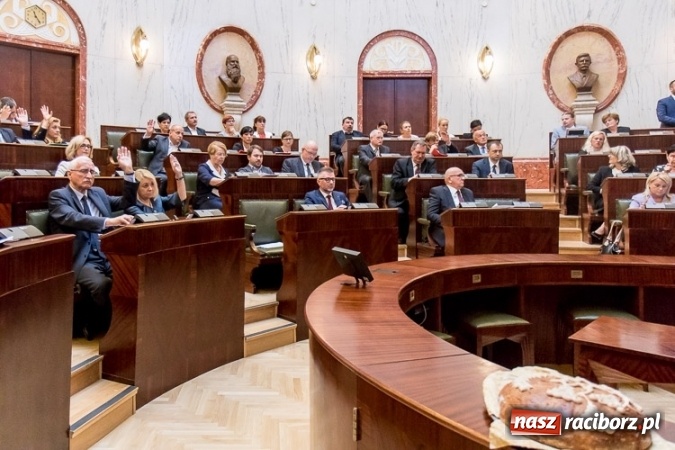 Zdjęcie w galerii na portalu naszraciborz.pl: Radni Sejmiku Wojew&oacute;dztwa Śląskiego wystąpili z apelem wiadomości z regionu