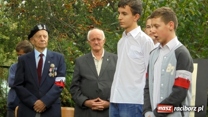 Zdjęcie w galerii na portalu naszraciborz.pl: Apel pod Dębem Pamięci w Gimnazjum nr 5  wiadomości z regionu