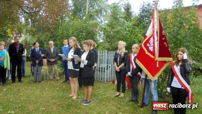 Zdjęcie w galerii na portalu naszraciborz.pl: Apel pod Dębem Pamięci w Gimnazjum nr 5  wiadomości z regionu