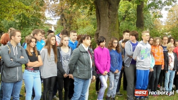 Zdjęcie w galerii na portalu naszraciborz.pl: Apel pod Dębem Pamięci w Gimnazjum nr 5  wiadomości z regionu