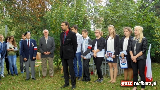 Zdjęcie w galerii na portalu naszraciborz.pl: Apel pod Dębem Pamięci w Gimnazjum nr 5  wiadomości z regionu