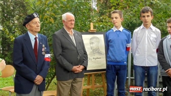 Zdjęcie w galerii na portalu naszraciborz.pl: Apel pod Dębem Pamięci w Gimnazjum nr 5  wiadomości z regionu