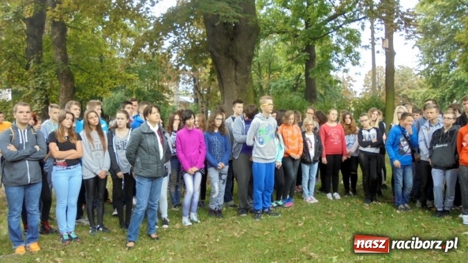 Zdjęcie w galerii na portalu naszraciborz.pl: Apel pod Dębem Pamięci w Gimnazjum nr 5  wiadomości z regionu
