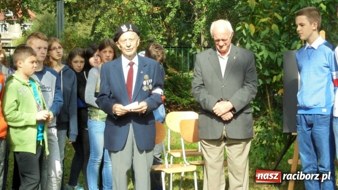 Zdjęcie w galerii na portalu naszraciborz.pl: Apel pod Dębem Pamięci w Gimnazjum nr 5  wiadomości z regionu