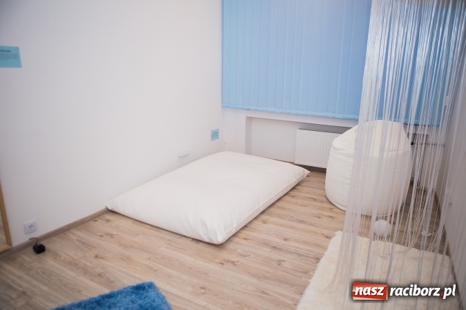 Zdjęcie w galerii na portalu naszraciborz.pl: Otoczenie dostosowane do dziecka - w SP 1 powstała Sala Doświadczania Świata wiadomości z regionu