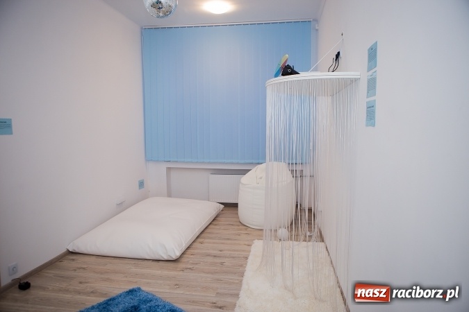 Zdjęcie w galerii na portalu naszraciborz.pl: Otoczenie dostosowane do dziecka - w SP 1 powstała Sala Doświadczania Świata wiadomości z regionu