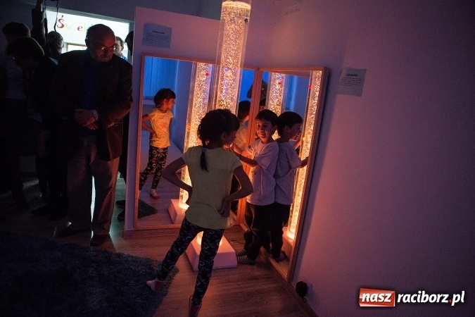 Zdjęcie w galerii na portalu naszraciborz.pl: Otoczenie dostosowane do dziecka - w SP 1 powstała Sala Doświadczania Świata wiadomości z regionu