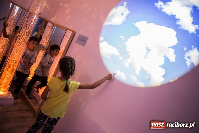 Zdjęcie w galerii na portalu naszraciborz.pl: Otoczenie dostosowane do dziecka - w SP 1 powstała Sala Doświadczania Świata wiadomości z regionu