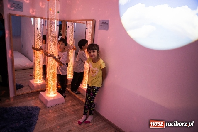 Zdjęcie w galerii na portalu naszraciborz.pl: Otoczenie dostosowane do dziecka - w SP 1 powstała Sala Doświadczania Świata wiadomości z regionu